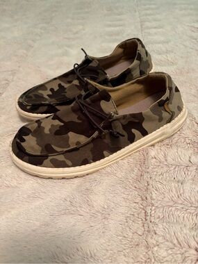 Hey Dude size 10 women’s Wendy camo shoes